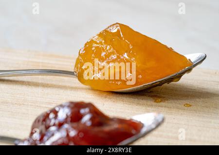 Frutta spalmabile con mango, lampone, melograno e ananas sul cucchiaio. Pronti a mangiare. Foto Stock