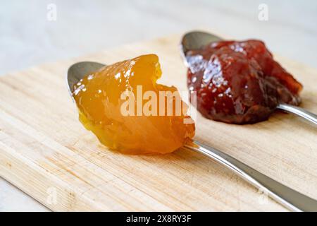 Frutta spalmabile con mango, lampone, melograno e ananas sul cucchiaio. Pronti a mangiare. Foto Stock