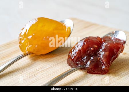 Frutta spalmabile con mango, lampone, melograno e ananas sul cucchiaio. Pronti a mangiare. Foto Stock