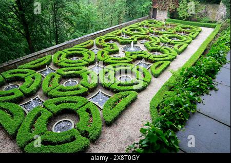 Wasserterrassen, Das Schloss Fürstenstein (auch Burg Fürstenstein; polnisch Zamek Książ; schlesisch Schlooß Ferschtensteen) ist das größte Schloss Sch Foto Stock