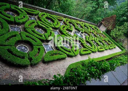 Wasserterrassen, Das Schloss Fürstenstein (auch Burg Fürstenstein; polnisch Zamek Książ; schlesisch Schlooß Ferschtensteen) ist das größte Schloss Sch Foto Stock