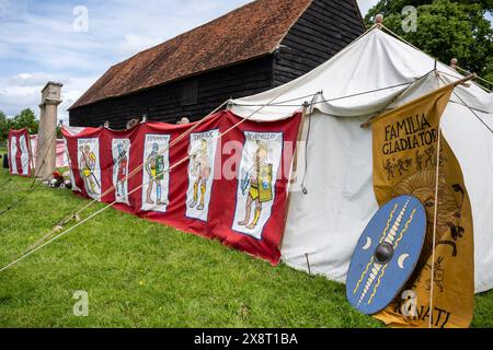 Chalfont, Regno Unito. 27 maggio 2024. Immagini dei gladiatori nell'arena mentre i gladiatori prendono parte ai giochi dei gladiatori al Chiltern Open Air Museum. Portato in vita dalla Britannia, uno dei più grandi (e più antichi) gruppi di rievocazione negli Stati Uniti. K, i rievocatori mostrano la vita nella Britannia romana nel i secolo d.C. Il Chiltern Open Air Museum racconta la storia dell'area di Chilterns attraverso la conservazione di edifici storici, paesaggi e cultura. Crediti: Stephen Chung / Alamy Live News Foto Stock