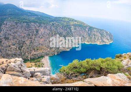 Vista aerea del canyon delle farfalle con una splendida spiaggia vicino a Oludeniz, Fethiye, Turchia Foto Stock