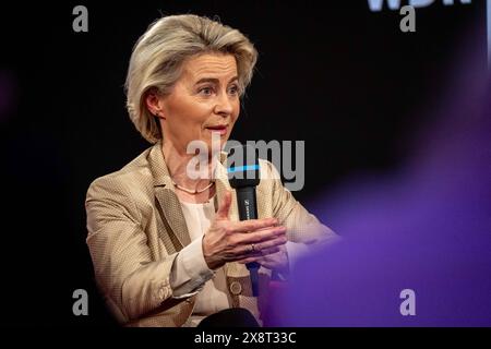 Berlino, Germania. 27. Mai 2024. Ursula von der Leyen, Präsidentin der Europäischen Kommission beim WDR Europaforum: Brüssel Lieblingsfeindbild der Nationalist:innen die EU und die illiberale Herausforderung. Moderiert Wird von Markus Preiß, Leiter des ARD-Europastudio a Brüssel. Berlino *** Berlino, Germania 27 maggio 2024 Ursula von der Leyen, Presidente della Commissione europea all'Europaforum WDR di Bruxelles nemico preferito dei nazionalisti dell'UE e sfida illiberale moderata da Markus Preiß, capo dell'ARD Europe Studio di Bruxelles Berlino Foto Stock