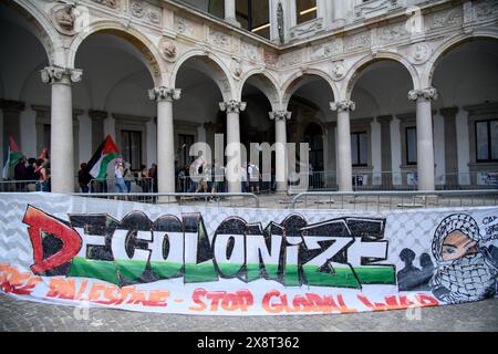 Milano, Italia. 27 maggio 2024. Presidio degli studenti pro Palestina in occasione della seduta del Senato accademico dell'Universit&#xe0; Statale - Luned&#xec; 26 maggio 2024 (foto Claudio Furlan/Lapresse) manifestazione studentesca pro-Palestina alla riunione del Senato accademico dell'Università Statale - lunedì 26 maggio 2024 (foto Claudio Furlan/Lapresse) crediti: LaPresse/Alamy Live News Foto Stock