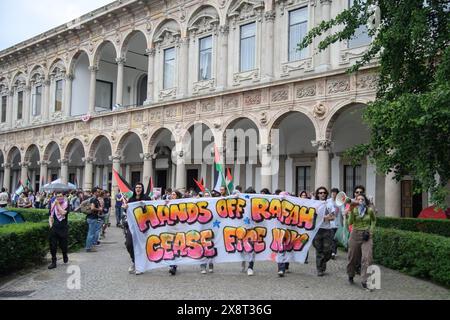 Milano, Italia. 27 maggio 2024. Presidio degli studenti pro Palestina in occasione della seduta del Senato accademico dell'Universit&#xe0; Statale - Luned&#xec; 26 maggio 2024 (foto Claudio Furlan/Lapresse) manifestazione studentesca pro-Palestina alla riunione del Senato accademico dell'Università Statale - lunedì 26 maggio 2024 (foto Claudio Furlan/Lapresse) crediti: LaPresse/Alamy Live News Foto Stock