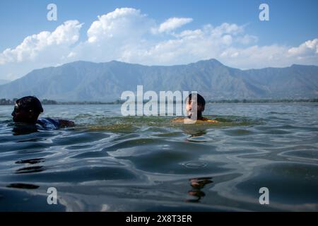 27 maggio 2024, Srinagar, Jammu e Kashmir, India: I ragazzi si fanno un bagno nel lago dal per ottenere sollievo dal caldo in una calda giornata estiva a Srinagar. Lunedì l'IMD ha emesso un "allarme rosso" per un'ondata di caldo nell'India settentrionale, mentre un "allarme giallo" è stato emesso per le condizioni delle ondate di calore in Jammu e Kashmir, Ladakh, Gilgit-Baltistan, Muzaffarabad, Maharashtra, Himachal Pradesh, Uttarakhand e Uttar Pradesh orientale. (Immagine di credito: © Adil Abass/ZUMA Press Wire) SOLO PER USO EDITORIALE! Non per USO commerciale! Foto Stock