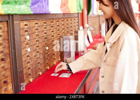 Amici giapponesi che visitano il tempio tradizionale di Tokyo Foto Stock