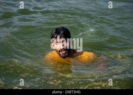 27 maggio 2024, Srinagar, Jammu e Kashmir, India: Un giovane ragazzo si sta facendo un bagno nel lago dal per cercare sollievo dal caldo in una calda giornata estiva a Srinagar. Lunedì l'IMD ha emesso un "allarme rosso" per un'ondata di caldo nell'India settentrionale, mentre un "allarme giallo" è stato emesso per le condizioni delle ondate di calore in Jammu e Kashmir, Ladakh, Gilgit-Baltistan, Muzaffarabad, Maharashtra, Himachal Pradesh, Uttarakhand e Uttar Pradesh orientale. (Immagine di credito: © Adil Abass/ZUMA Press Wire) SOLO PER USO EDITORIALE! Non per USO commerciale! Foto Stock