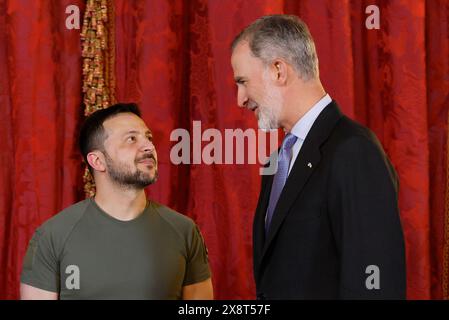 27 maggio 2024, Madrid, Comunidad De Madrid, Espa''“a: MADRID, 27/05/2024.- El rey Felipe vi conversa con el presidente de Ucrania, Volod'mir Zelenski?, a su llegada al almuerzo que los reyes le han ofrecido en el Palacio Real, este lunes en Madrid. PISCINA EFE/Ballesteros. (Credit Image: © Jack Abuin/ZUMA Press Wire) SOLO PER USO EDITORIALE! Non per USO commerciale! Foto Stock