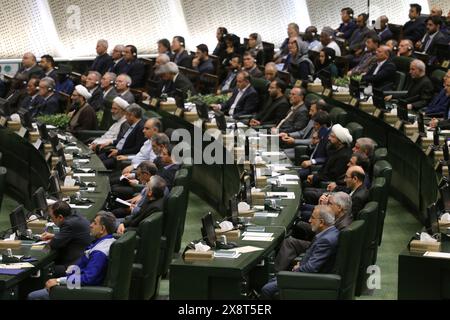 Teheran, Iran. 27 maggio 2024. I legislatori iraniani partecipano alla cerimonia di apertura del nuovo mandato del parlamento a Teheran. Lunedì ha segnato l'inizio del nuovo parlamento iraniano, che ha seguito le elezioni di marzo con la più bassa affluenza alla popolazione dalla rivoluzione islamica del 1979. I rivestimenti rigidi ora possono contenere più di 230 dei 290 posti. (Credit Image: © Rouzbeh Fouladi/ZUMA Press Wire) SOLO PER USO EDITORIALE! Non per USO commerciale! Foto Stock