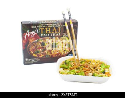 Ocala, FL 4-14-2024 Amys Pad contenitore Thai e pasto cotto con bacchette di riso biologico, verdure e tofu, latticini a base vegetale Foto Stock