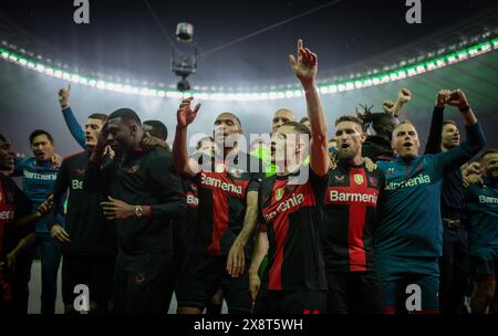 Berlino, Germania. 25th mai 2024. Jonathan Tah (Leverkusen) Florian Wirtz (Leverkusen) Robert Andrich (Leverkusen) 1. FC Kaiserslautern - Bayer Leverku Foto Stock