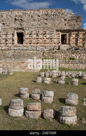 I glifi di pietra di fronte al palazzo di maschere, Kabah sito archeologico, Yucatan, Messico Foto Stock