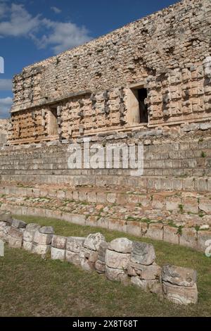 I glifi di pietra di fronte al palazzo di maschere, Kabah sito archeologico, Yucatan, Messico Foto Stock