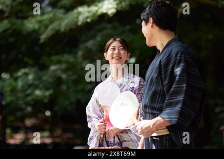 Coppia giapponese che indossa lo yukata per visitare l'area tradizionale Foto Stock