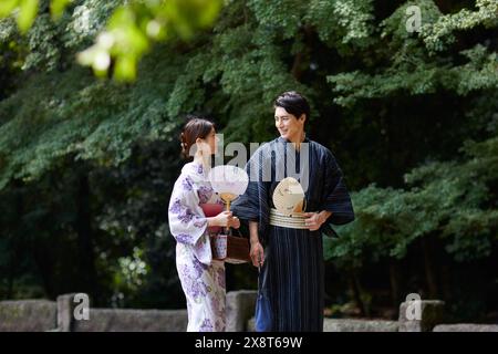 Coppia giapponese che indossa lo yukata per visitare l'area tradizionale Foto Stock