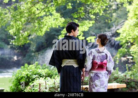 Coppia giapponese che indossa lo yukata per visitare l'area tradizionale Foto Stock