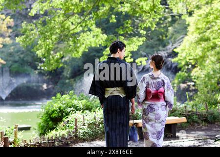 Coppia giapponese che indossa lo yukata per visitare l'area tradizionale Foto Stock