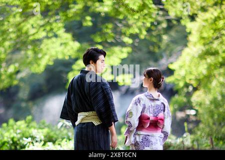 Coppia giapponese che indossa lo yukata per visitare l'area tradizionale Foto Stock