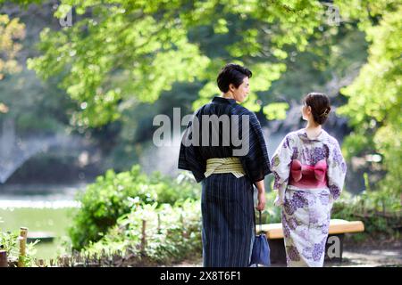 Coppia giapponese che indossa lo yukata per visitare l'area tradizionale Foto Stock