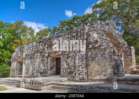 Monster bocca porta la struttura II, Chicanna Maya sito archeologico, tardo periodo Classico, Campeche, Messico Foto Stock