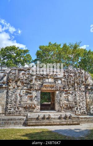 Monster bocca porta la struttura II, Chicanna Maya sito archeologico, tardo periodo Classico, Campeche, Messico Foto Stock