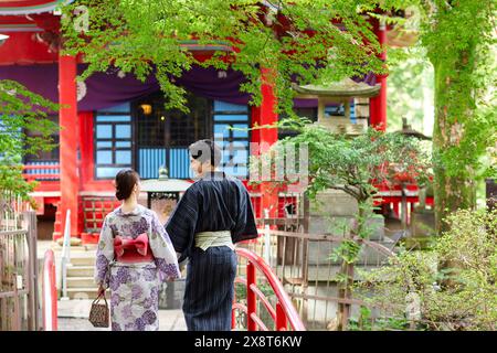 Coppia giapponese che indossa lo yukata per visitare l'area tradizionale Foto Stock