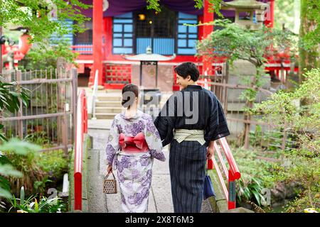 Coppia giapponese che indossa lo yukata per visitare l'area tradizionale Foto Stock