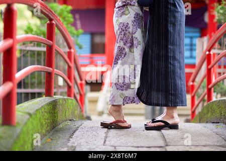 Coppia giapponese che indossa lo yukata per visitare l'area tradizionale Foto Stock