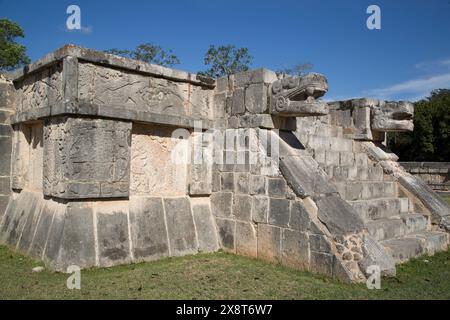 Piattaforma di aquile e giaguari, Chichen Itza, Yucatan, Messico Foto Stock