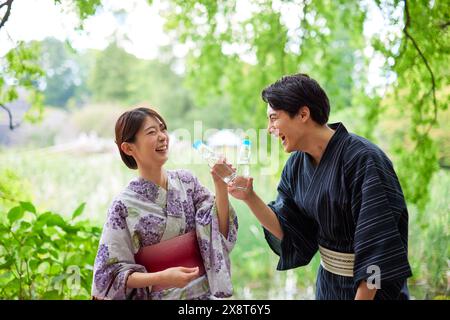 Coppia giapponese che indossa lo yukata per visitare l'area tradizionale Foto Stock