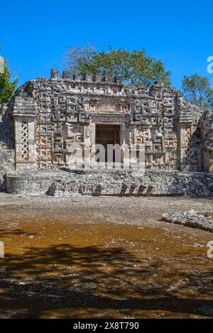 Monster bocca porta la struttura II, Hochob Maya sito archeologico, Stile Chenes, Campeche, Messico Foto Stock