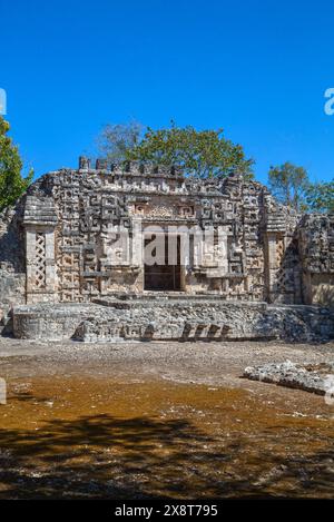 Monster bocca porta la struttura II, Hochob Maya sito archeologico, Stile Chenes, Campeche, Messico Foto Stock