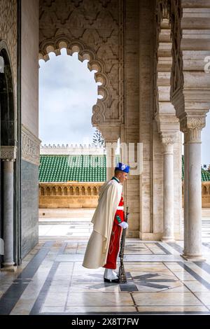 Rabat, Marocco - 23 marzo 2024: Una guardia fuori dal mausoleo di Mohammed V a Rabat, Marocco Foto Stock