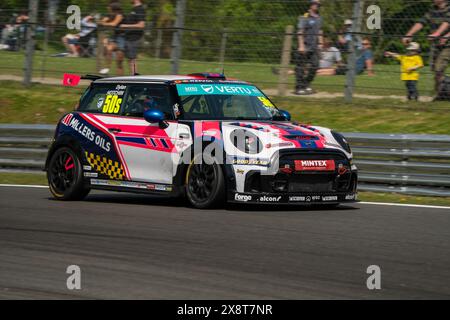 Sevenoaks, Kent - 11 maggio 2024: Vertu Motors Mini Challenge Brands Hatch Indy Foto Stock