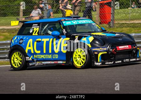 Sevenoaks, Kent - 11 maggio 2024: Vertu Motors Mini Challenge Brands Hatch Indy Foto Stock