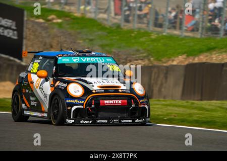 Sevenoaks, Kent - 11 maggio 2024: Vertu Motors Mini Challenge Brands Hatch Indy Foto Stock