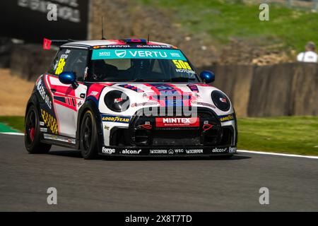 Sevenoaks, Kent - 11 maggio 2024: Vertu Motors Mini Challenge Brands Hatch Indy Foto Stock