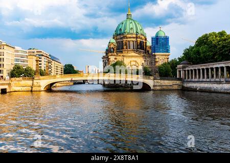 Berliner Dom Berlin, Germania. Il Berliner Dom che si affaccia sul fiume Sprea visto da Hackischer Markt. La chiesa è situata sul sito protetto dell'UNESCO e sull'isola: Museum Insel , e costituisce una delle principali mete turistiche. Berlin Museum Insel Berlino Germania Copyright: XGuidoxKoppesxPhotox Foto Stock