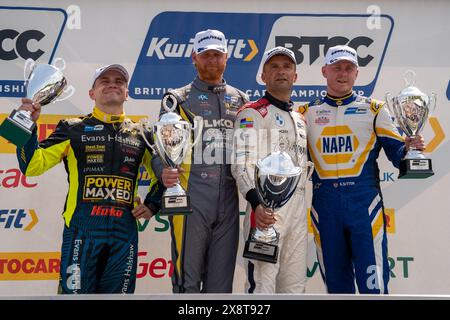 Colin Turkington con Josh Cook e Ash Sutton con il vincitore indipendente Mikey Doble Round 4 Brands Hatch Indy durante il BTCC British Touring Car Champ Foto Stock