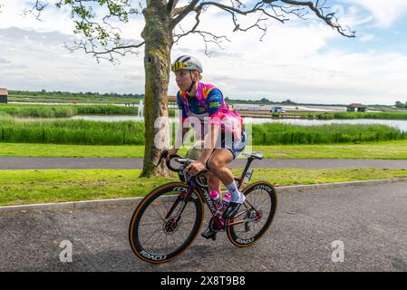 2024 RideLondon Classique Women's WorldTour gara ciclistica tappa due a Maldon, Essex, Regno Unito. La ciclista Lorena Wiebes pedala nel Promenade Park prima di gareggiare Foto Stock