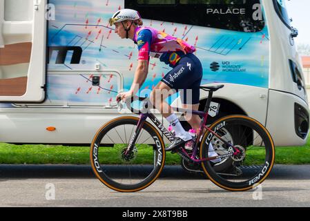 2024 RideLondon Classique Women's WorldTour gara ciclistica tappa due a Maldon, Essex, Regno Unito. La ciclista Lorena Wiebes pedala nel Promenade Park prima di gareggiare Foto Stock