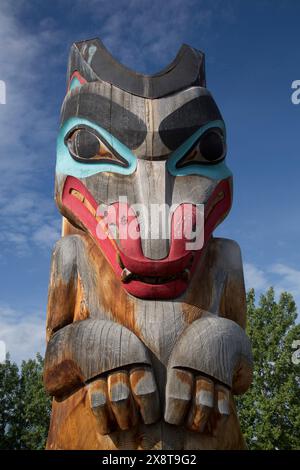 Canada, Yukon, Teslin, Teslin Tlingit Heritage Center, Totem Pole, immagine di lupo Foto Stock