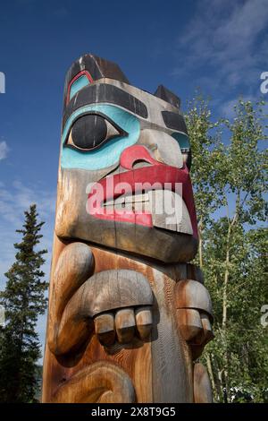 Canada, Yukon, Teslin, Teslin Tlingit Heritage Center, Totem Pole, immagine del castoro Foto Stock