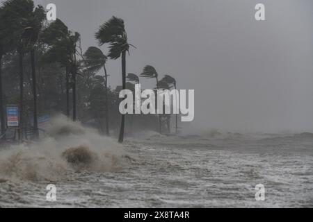 Patuakhali, Bangladesh. 27 maggio 2024. Gli alberi oscillavano nel vento durante l'approdo del ciclone Remal, in una spiaggia di Kuakata. I residenti delle basse zone costiere del Bangladesh e dell'India hanno esaminato i danni il 27 maggio, quando un intenso ciclone si è indebolito in una tempesta pesante, con almeno due persone morte, tetti strappati e alberi sradicati. Credito: SOPA Images Limited/Alamy Live News Foto Stock