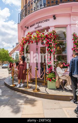 LONDRA, Regno Unito - 25 MAGGIO 2024: Il panificio Peggy Porschen a Belgravia è decorato con una spettacolare esposizione floreale per la mostra floreale Chelsea in Bloom Foto Stock