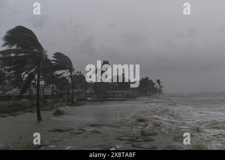 Patuakhali, Bangladesh. 27 maggio 2024. Gli alberi oscillavano nel vento durante l'approdo del ciclone Remal, in una spiaggia di Kuakata. I residenti delle basse zone costiere del Bangladesh e dell'India hanno esaminato i danni il 27 maggio, quando un intenso ciclone si è indebolito in una tempesta pesante, con almeno due persone morte, tetti strappati e alberi sradicati. Credito: SOPA Images Limited/Alamy Live News Foto Stock