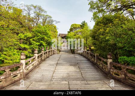 Ponte di pietra sul fiume che accede ai giardini del tempio di Kiyomizu, Kyoto, Giappone. Foto Stock