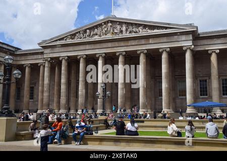 Londra, Regno Unito. 27 maggio 2024. Vista generale del British Museum, secondo i rapporti, l'FBI sta indagando sulla vendita di centinaia di manufatti agli acquirenti statunitensi che si sospetta siano stati rubati dal museo. Secondo quanto riferito, l'FBI ha anche assistito alla restituzione di 268 oggetti al museo. Credito: SOPA Images Limited/Alamy Live News Foto Stock